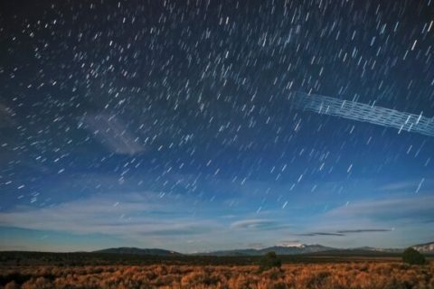 Un train de satellites Starlink photographié peu après leur lancement au-dessus de la forêt nationale Carson (Nouveau-Mexique). // Source : Wikimedia/CC/Mike Lewinsky (photo recadrée)