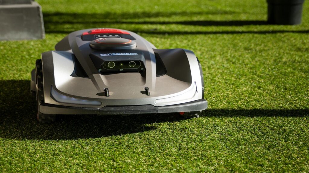 Le Sunseeker Elite X7 dispose de nombreux capteurs pour se repérer dans votre jardin // Source : Sunseeker. Le Sunseeker Elite X7 dispose de nombreux capteurs pour se repérer dans votre jardin // Source : Sunseeker.