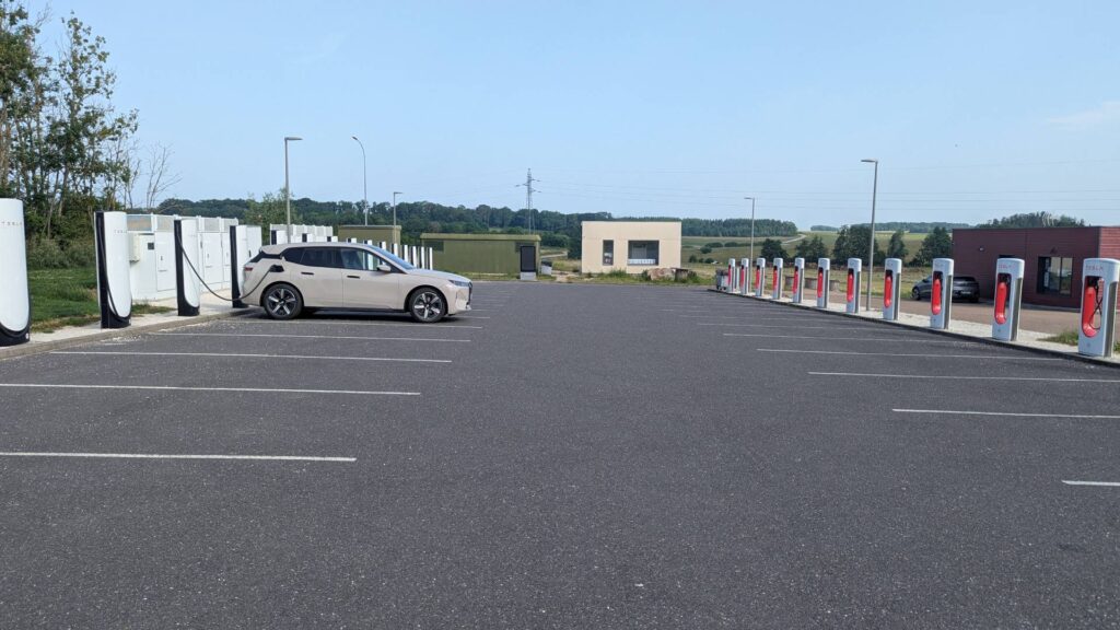 Superchargeur Tesla avec 32 bornes // Source : Raphaelle Baut pour Numerama Superchargeur Tesla avec 32 bornes // Source : Raphaelle Baut pour Numerama