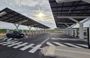 Le Superchargeur Tesla de Magnant, avec plus de 50 bornes disponibles // Source : Bob JOUY pour Numerama