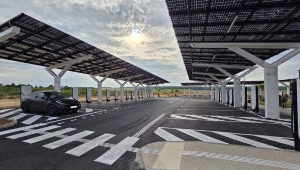 Le Superchargeur Tesla de Magnant, avec plus de 50 bornes disponibles // Source : Bob JOUY pour Numerama