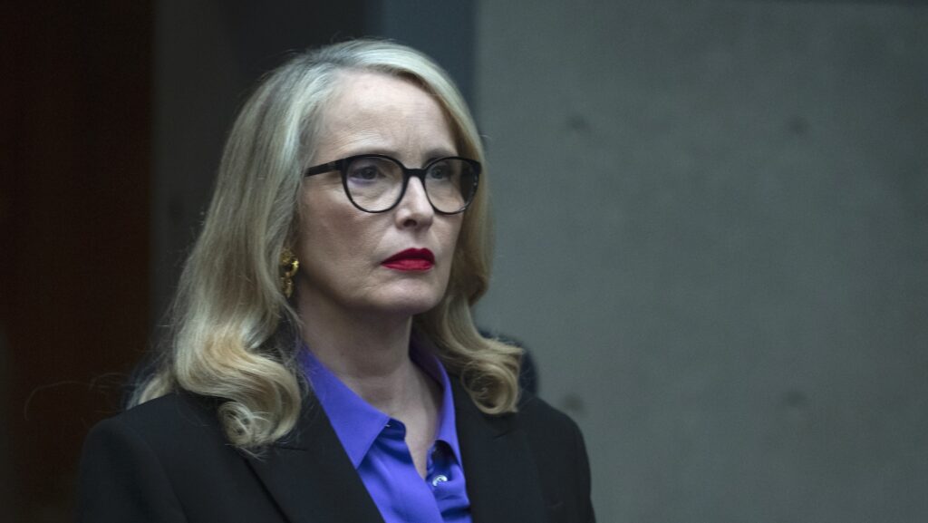 Julie Delpy dans Hostage // Source : Des Willie/Netflix Julie Delpy dans Hostage // Source : Des Willie/Netflix