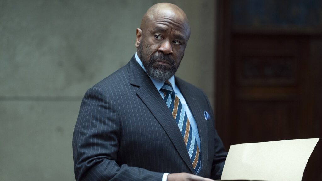 Lucian Msamati dans Hostage // Source : Des Willie/Netflix Lucian Msamati dans Hostage // Source : Des Willie/Netflix