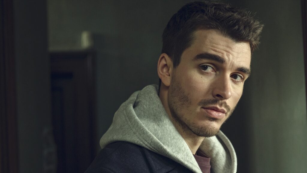 Corey Mylchreest dans Hostage // Source : Des Willie/Netflix Corey Mylchreest dans Hostage // Source : Des Willie/Netflix
