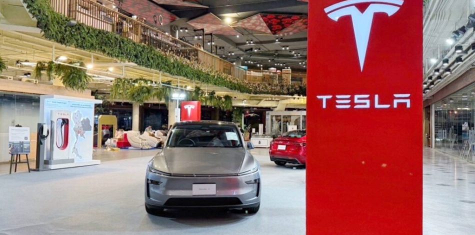 Corner de ventes Tesla dans un mall en Asie // Source : Tesla