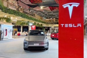 Corner de ventes Tesla dans un mall en Asie // Source : Tesla