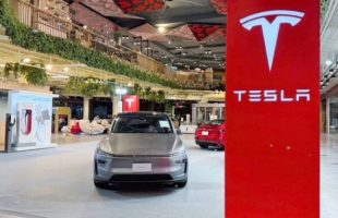 Corner de ventes Tesla dans un mall en Asie // Source : Tesla