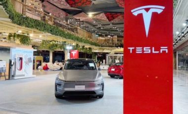 Corner de ventes Tesla dans un mall en Asie // Source : Tesla