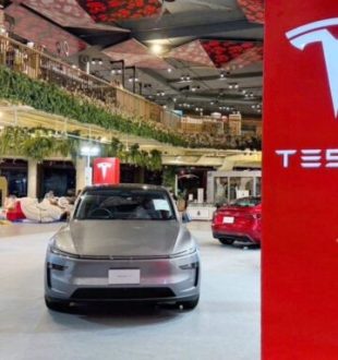 Corner de ventes Tesla dans un mall en Asie // Source : Tesla Corner de ventes Tesla dans un mall en Asie // Source : Tesla