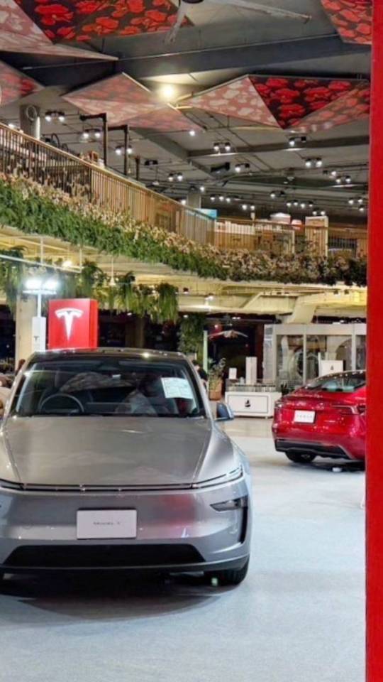 Corner de ventes Tesla dans un mall en Asie // Source : Tesla