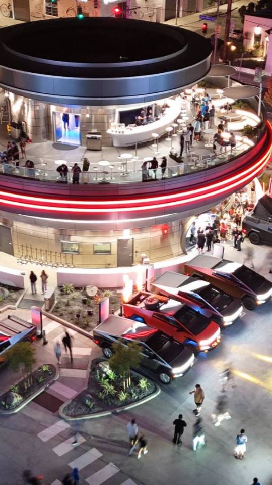 Tesla Diner à Hollywood // Source : Elon Musk sur X 