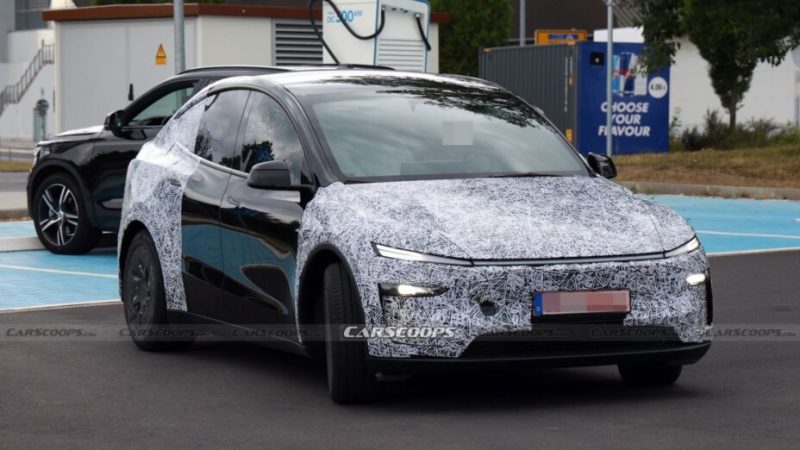 Le nouveau Tesla Model Y 7 places surpris sur la route en Europe : ces détails qui le trahissent