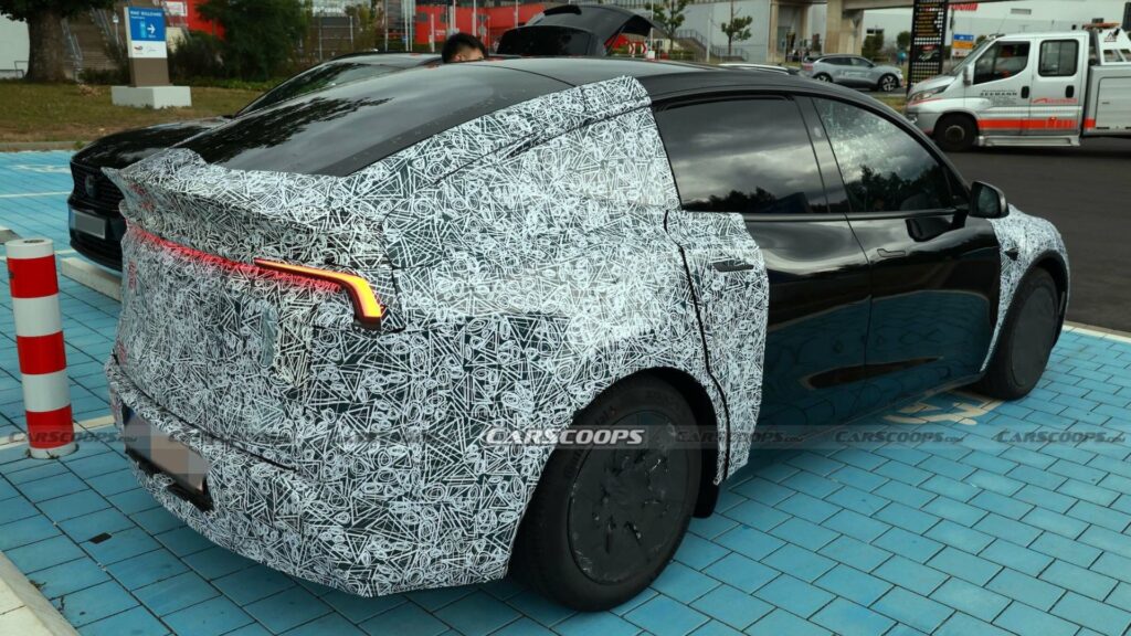 Le Tesla Model Y L surpris en plein test en Allemagne // Source : Carscoops Le Tesla Model Y L surpris en plein test en Allemagne // Source : Carscoops