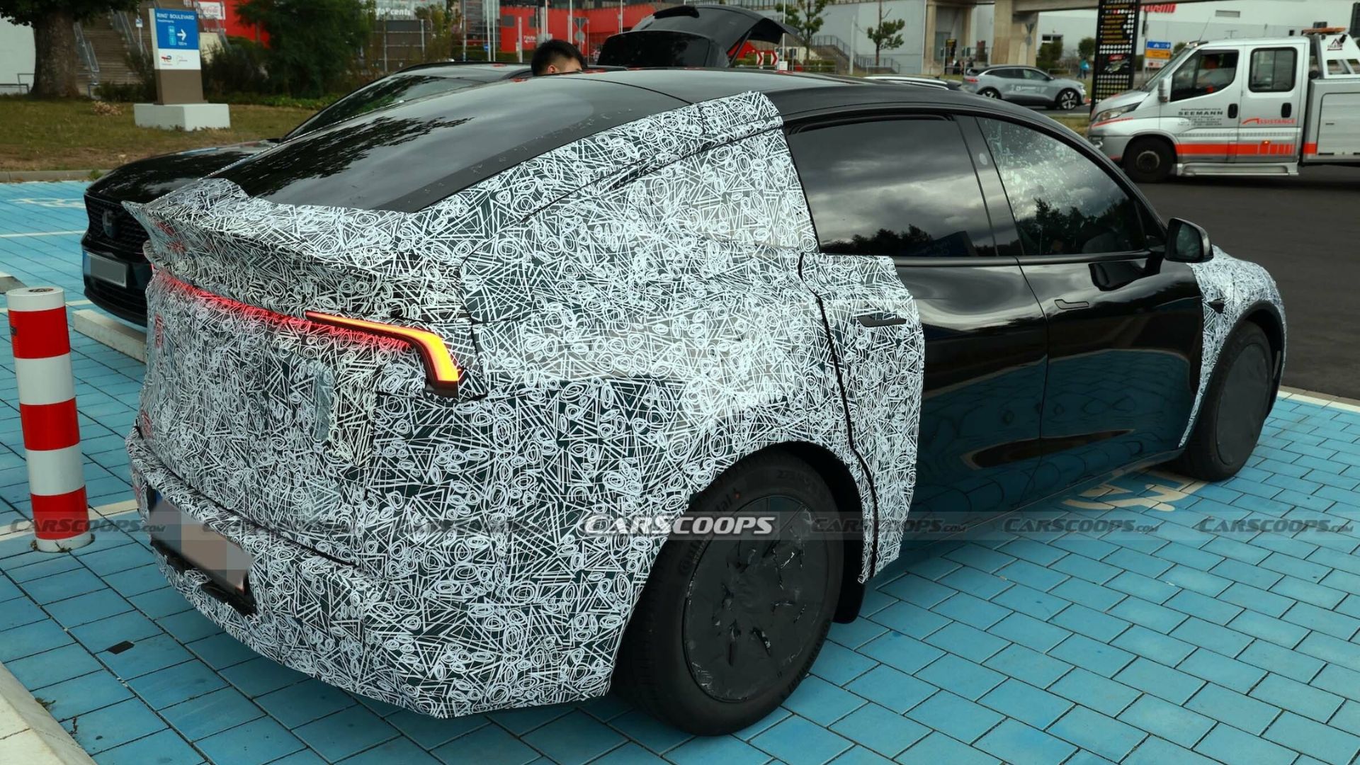 Les portes arrière du Tesla Model Y L ne sont pas coupées par les passages de roues et ne sont pas alignées avec le toit.