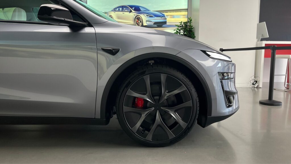 On découvre le nouveau Tesla Model Y Performance // Source : Robin San Vicente pour Numerama On découvre le nouveau Tesla Model Y Performance // Source : Robin San Vicente pour Numerama
