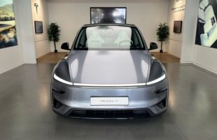 On découvre le nouveau Tesla Model Y Performance // Source : Robin San Vicente pour Numerama On découvre le nouveau Tesla Model Y Performance // Source : Robin San Vicente pour Numerama