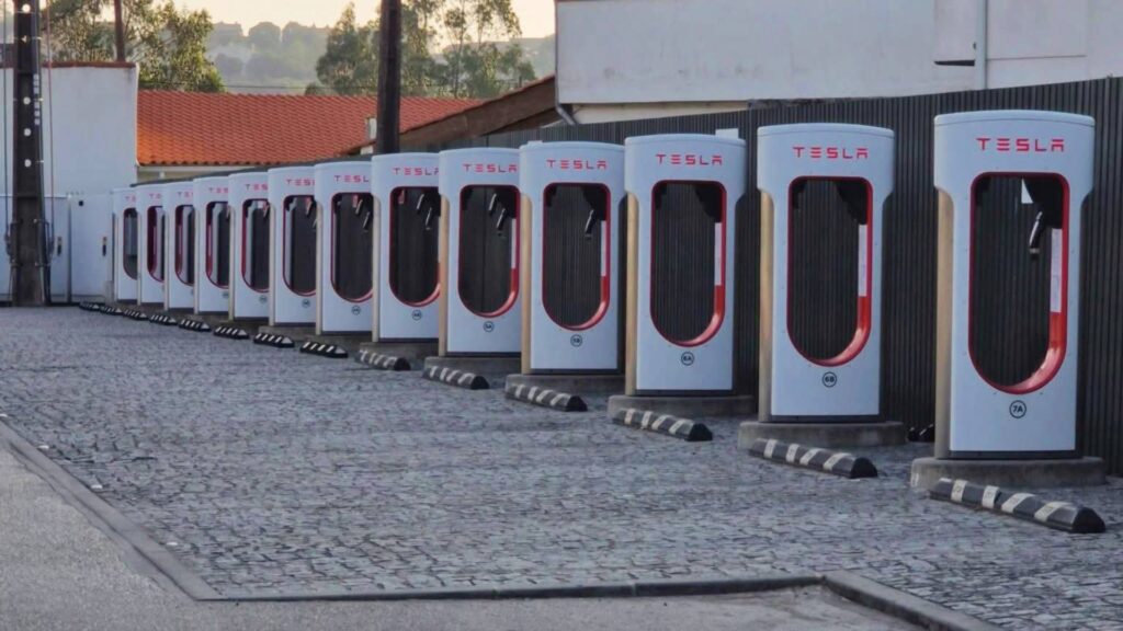 Vol des câbles du superchargeur Tesla // Source : Tesla Club Portugal  sur X