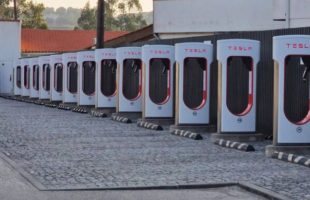 Vol des câbles du superchargeur Tesla // Source : Tesla Club Portugal  sur X