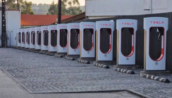 Vol des câbles du superchargeur Tesla // Source : Tesla Club Portugal  sur X
