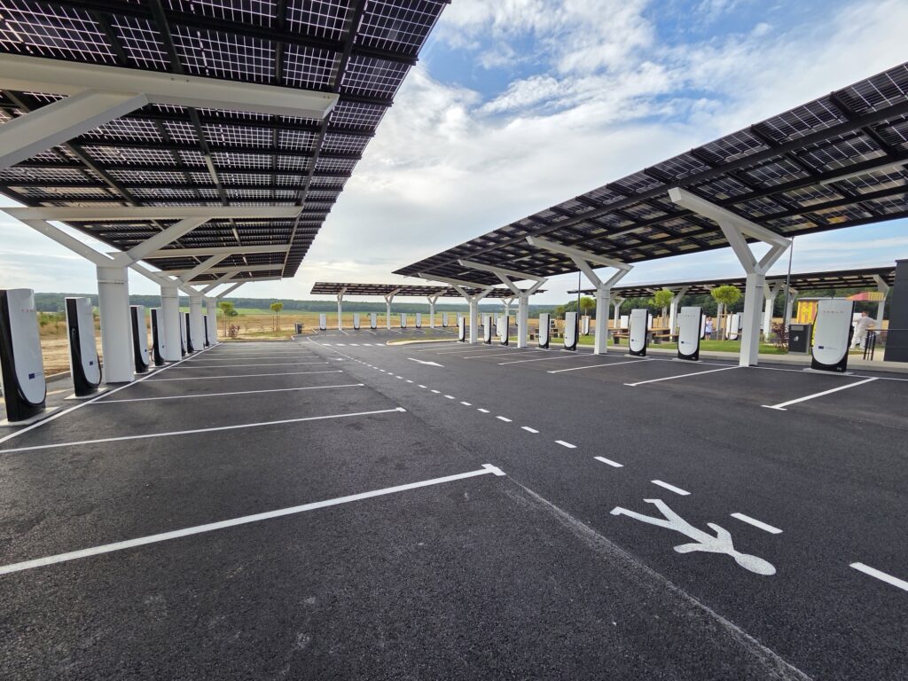 Un superchargeur gigantesque, au milieu de rien // Source : Bob JOUY pour Numerama Un superchargeur gigantesque, au milieu de rien // Source : Bob JOUY pour Numerama