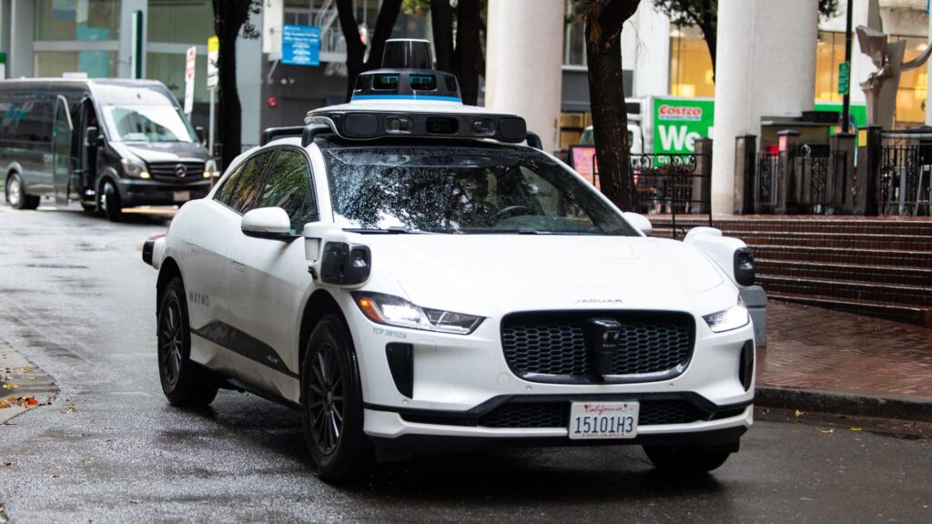Un robotaxi Waymo à Los Angeles // Source : Waymo Un robotaxi Waymo à Los Angeles // Source : Waymo