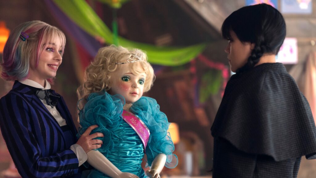 Mercredi et Enid dans la saison 2 // Source : Jonathan Hession/Netflix