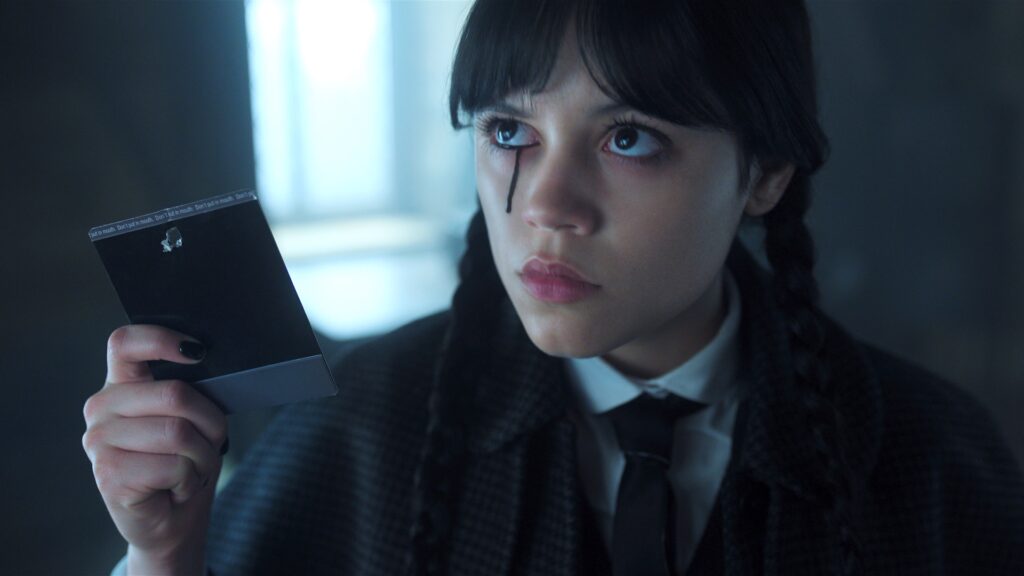 Mercredi pleure de mystérieuses larmes noires dans la saison 2 // Source : Netflix