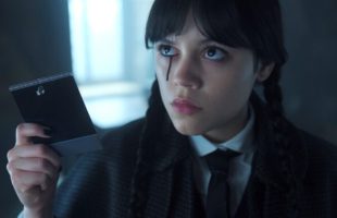 Mercredi pleure de mystérieuses larmes noires dans la saison 2 // Source : Netflix