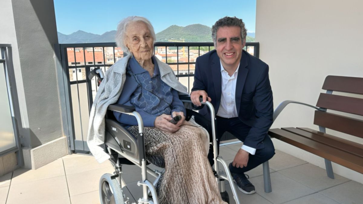 Maria Branyas, la personne la plus ancienne jamais enregistrée, avec le Dr Manel Esteller, de l'Institut de recherche sur la leucémie Josep Carreras // Source : Josep Carreras Leukaemia Research Institute