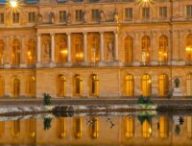Corps central du château de Versailles de nuit  // Source : Wikimédia - Romaric Juvanon 