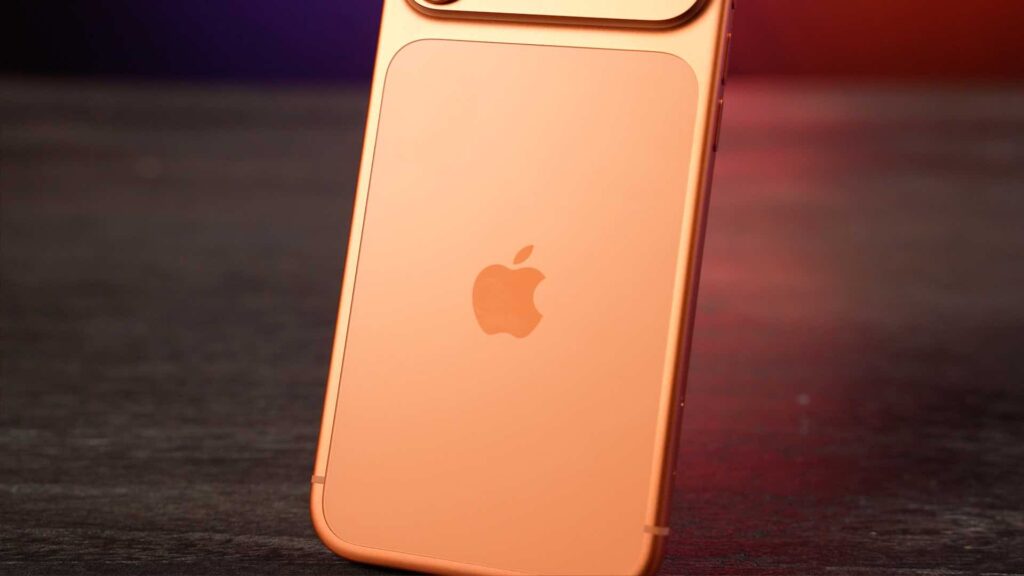 Le dos de l'iPhone 17 Pro Max est en deux parties. Le haut et les côtés sont en aluminium, une partie est en verre. // Source : Alfred Tertrais - Numerama