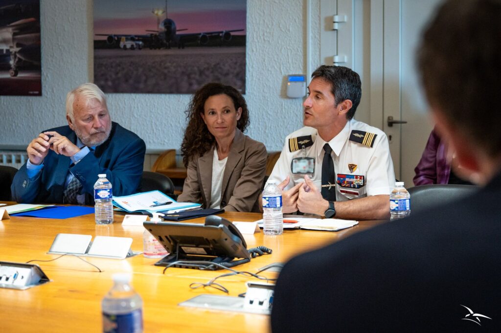 Premier comité de pilotage du projet Stratobus présidé par Sébastien Esteve, commandant de la base aérienne 125 d'Istres // Source : Armée de l'Air et de l'Espace Premier comité de pilotage du projet Stratobus présidé par Sébastien Esteve, commandant de la base aérienne 125 d'Istres // Source : Armée de l'Air et de l'Espace