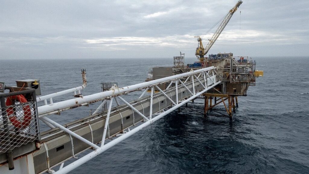 La plateforme de pétrole et de gaz Ekofisk B où les mesures des vagues ont été réalisées // Source : Mika P. Malila La plateforme de pétrole et de gaz Ekofisk B où les mesures des vagues ont été réalisées // Source : Mika P. Malila