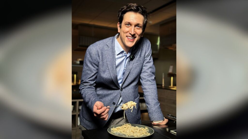 Le chercheur de l'ISTA Fabrizio Olmeda avec les pâtes parfaites cacio e pepe // Source : ISTA Le chercheur de l'ISTA Fabrizio Olmeda avec les pâtes parfaites cacio e pepe // Source : ISTA