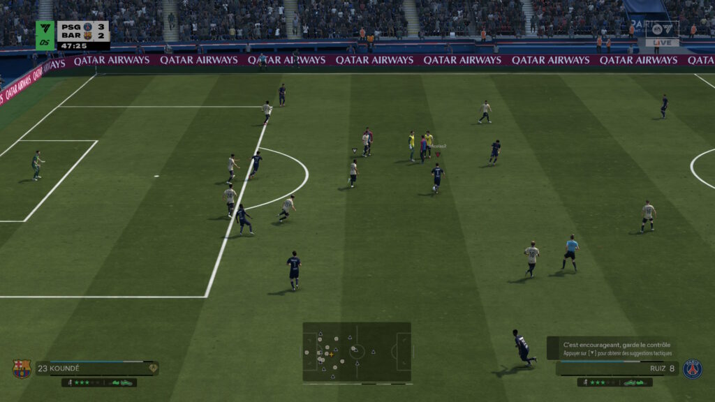 Sur cette capture, les remplaçants regardent le match au milieu du terrain. Sur cette capture, les remplaçants regardent le match au milieu du terrain.