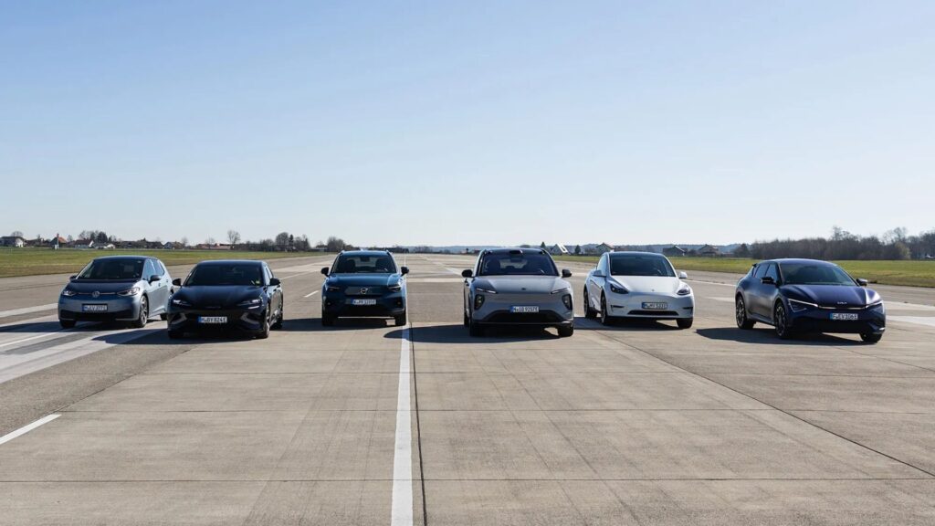 Les six voitures électriques du test d'autonomie à 0 % de batterie. // Source : ADAC
