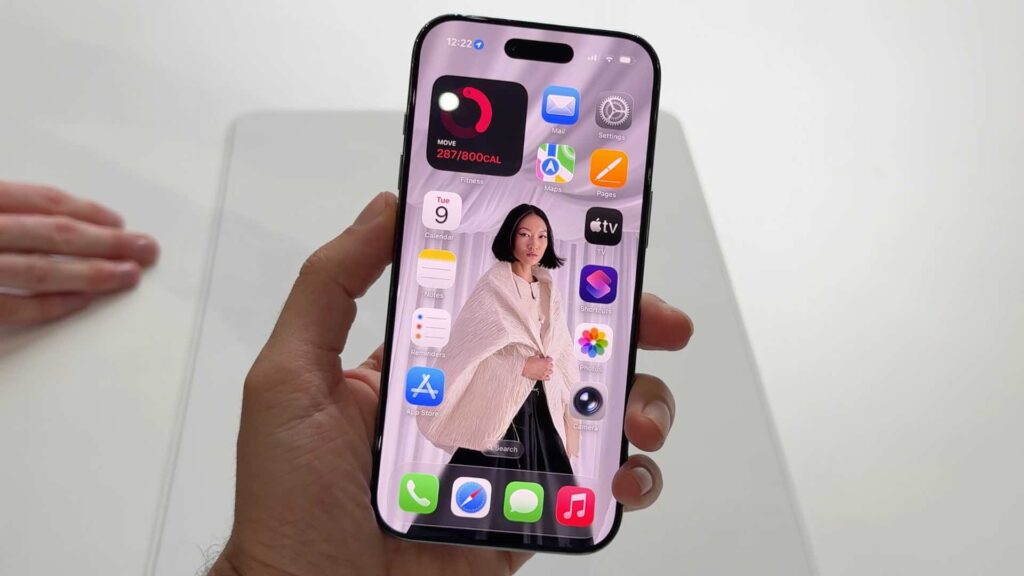 L'iPhone Air, avec son grand écran de 6,5 pouces, est entre l'iPhone 17 Pro et l'iPhone 17 Pro Max. Sa Dynamic Island est plus basse. // Source : Numerama L'iPhone Air, avec son grand écran de 6,5 pouces, est entre l'iPhone 17 Pro et l'iPhone 17 Pro Max. Sa Dynamic Island est plus basse. // Source : Numerama