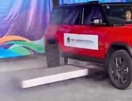 Le centre chinois de recherche sur l'automobile a mis au point un système d'éjection de batterie pour voiture électrique // Source : Yicai via X