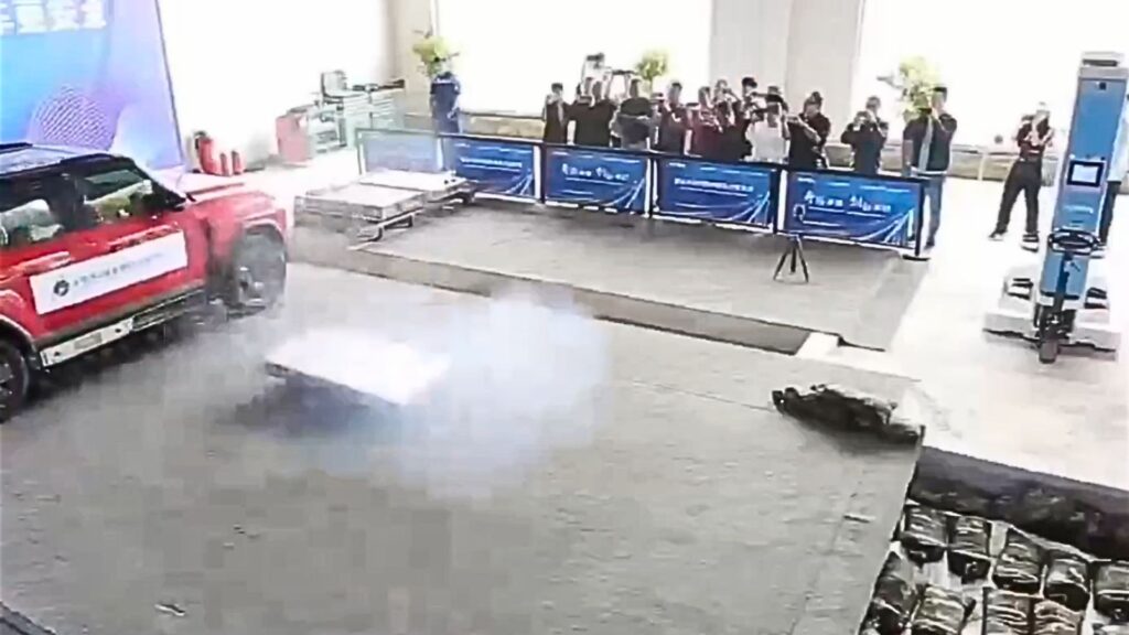 Le centre chinois de recherche sur l'automobile a mis au point un système d'éjection de batterie pour voiture électrique // Source : Yicai via X