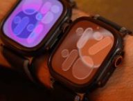 L'Apple Watch Ultra 2 à gauche, l'Apple Watch Ultra 3 à droite. Les bordures sont un peu plus minces.