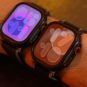 L'Apple Watch Ultra 2 à gauche, l'Apple Watch Ultra 3 à droite. Les bordures sont un peu plus minces.