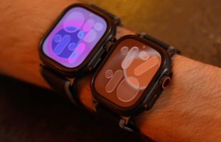 L'Apple Watch Ultra 2 à gauche, l'Apple Watch Ultra 3 à droite. Les bordures sont un peu plus minces.