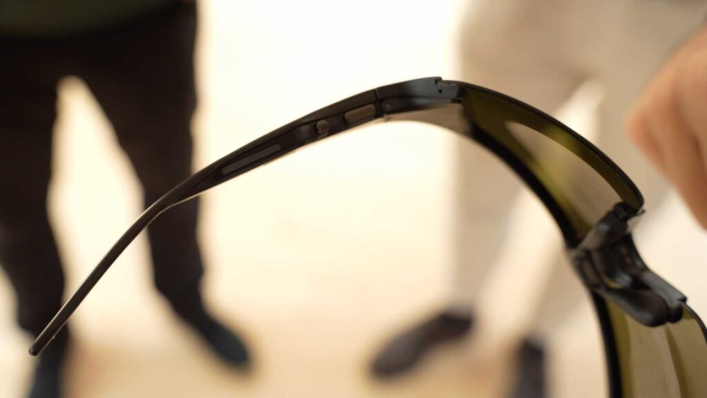 Sur les Oakley Meta Vanguard, les boutons passent en-dessous des branches. // Source : Numerama