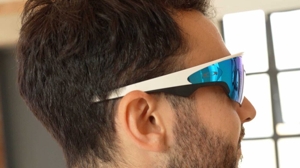 Les branches des Oakley Meta Vanguard intègrent des haut-parleurs très puissants. // Source : Numerama
