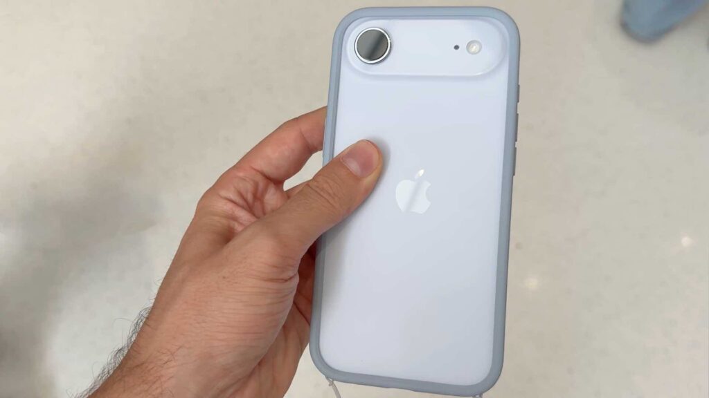 Le bumper, accessoire star de l'iPhone Air ? // Source : Numerama Le bumper, accessoire star de l'iPhone Air ? // Source : Numerama
