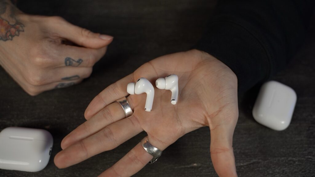 Les nouveaux AirPods à gauche, les anciens à droite. Les embouts sont plus penchés.  // Source : Numerama