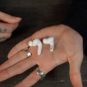 Les nouveaux AirPods à gauche, les anciens à droite. Les embouts sont plus penchés.  // Source : Numerama