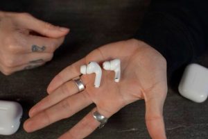 Les nouveaux AirPods à gauche, les anciens à droite. Les embouts sont plus penchés.  // Source : Numerama