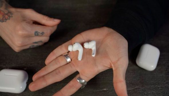 Les nouveaux AirPods à gauche, les anciens à droite. Les embouts sont plus penchés.  // Source : Numerama