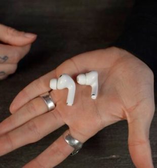 Les nouveaux AirPods à gauche, les anciens à droite. Les embouts sont plus penchés.  // Source : Numerama Les nouveaux AirPods à gauche, les anciens à droite. Les embouts sont plus penchés.  // Source : Numerama